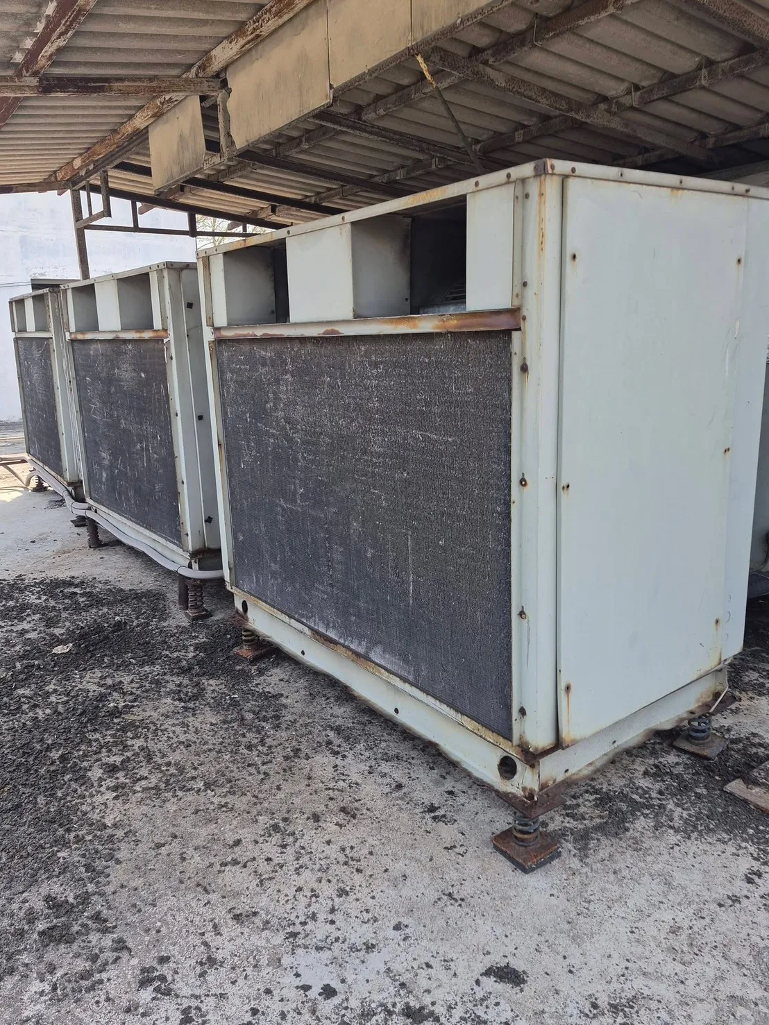 เครื่องทำความเย็นขนาดใหญ่ของโรงงานที่รับซื้อและรื้อถอนทั้งระบบ
